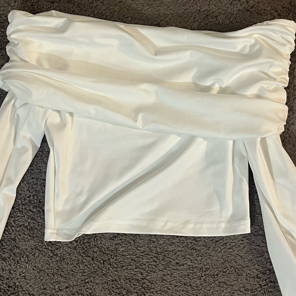 Off shoulder body fitted top